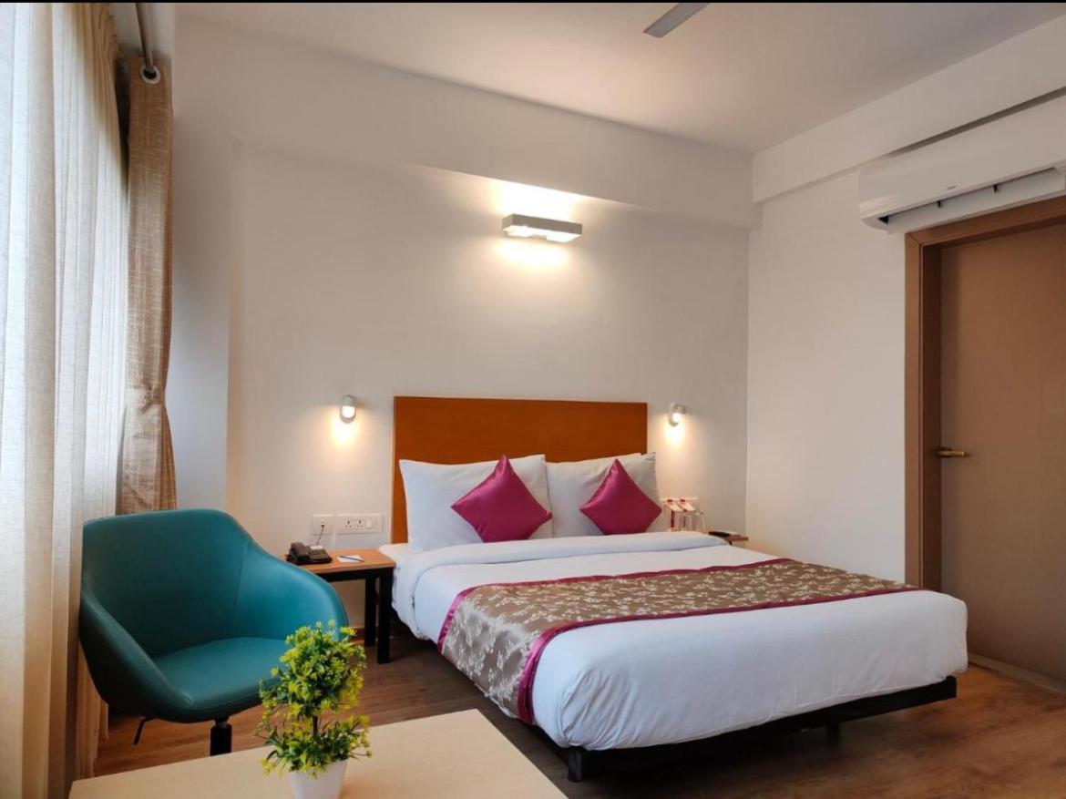 Hotel Solitaire Tower - Top Rated Area- In House Parking Vrindāvan Eksteriør billede