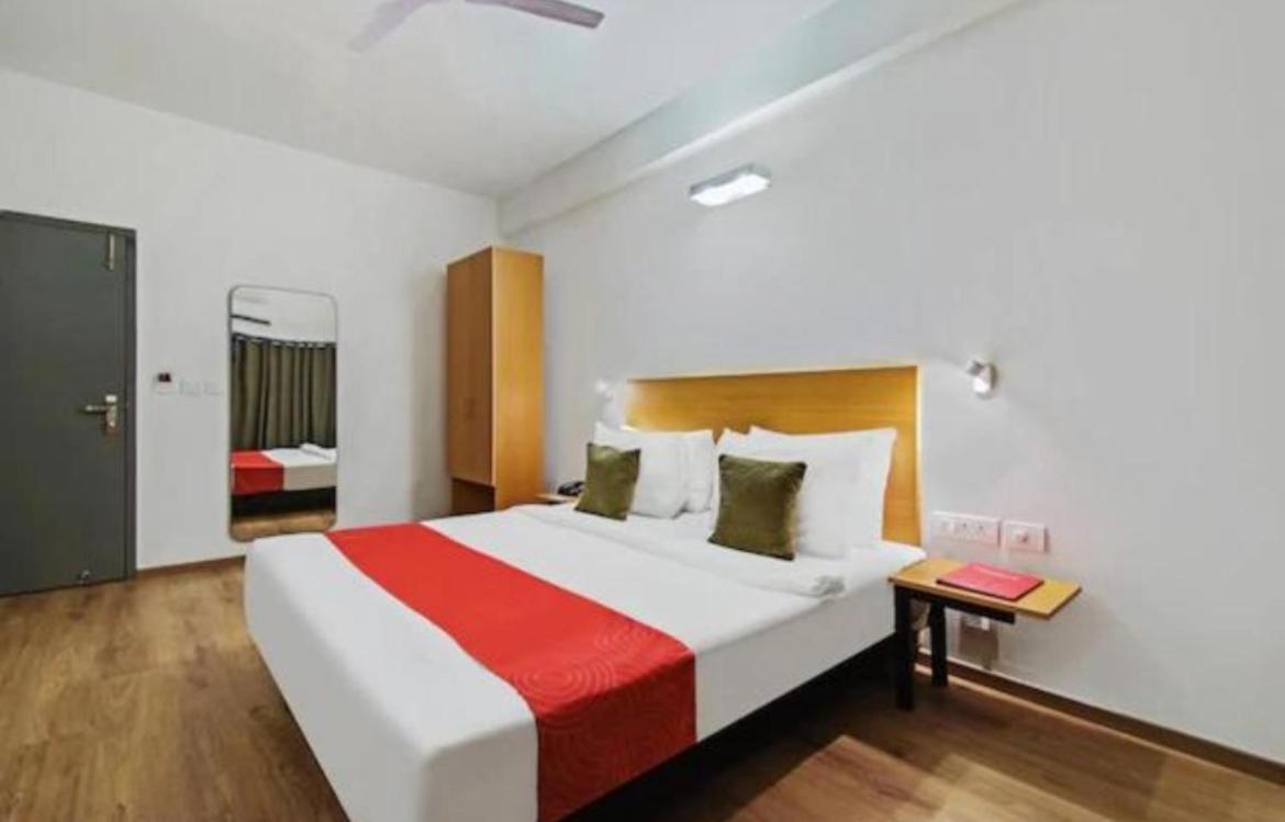Hotel Solitaire Tower - Top Rated Area- In House Parking Vrindāvan Eksteriør billede